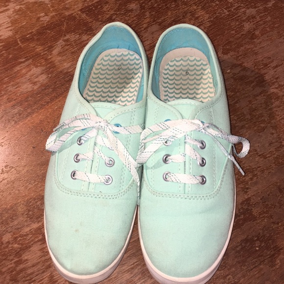 Turquoise canvas shoes, size 9 - Picture 1 of 2